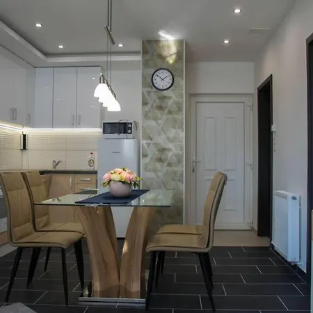 Devai-lux Apartment Sarvar